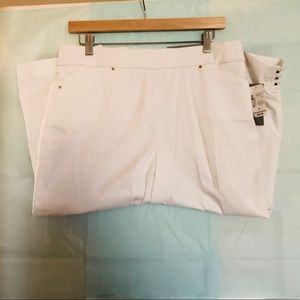 Signature slimming Christopher&banks white capris